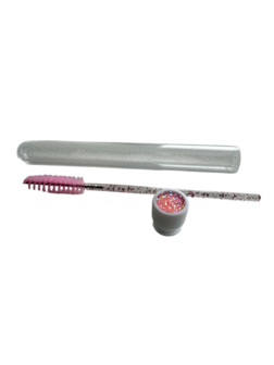 Lash brush in plastic sleeve in black or pink